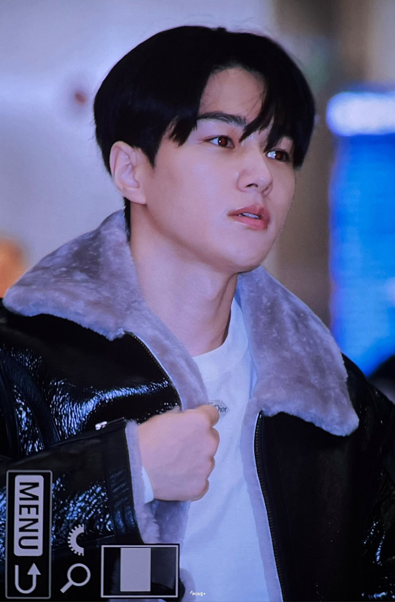 A moment captured by a fan of Kim Myungsoo (L)