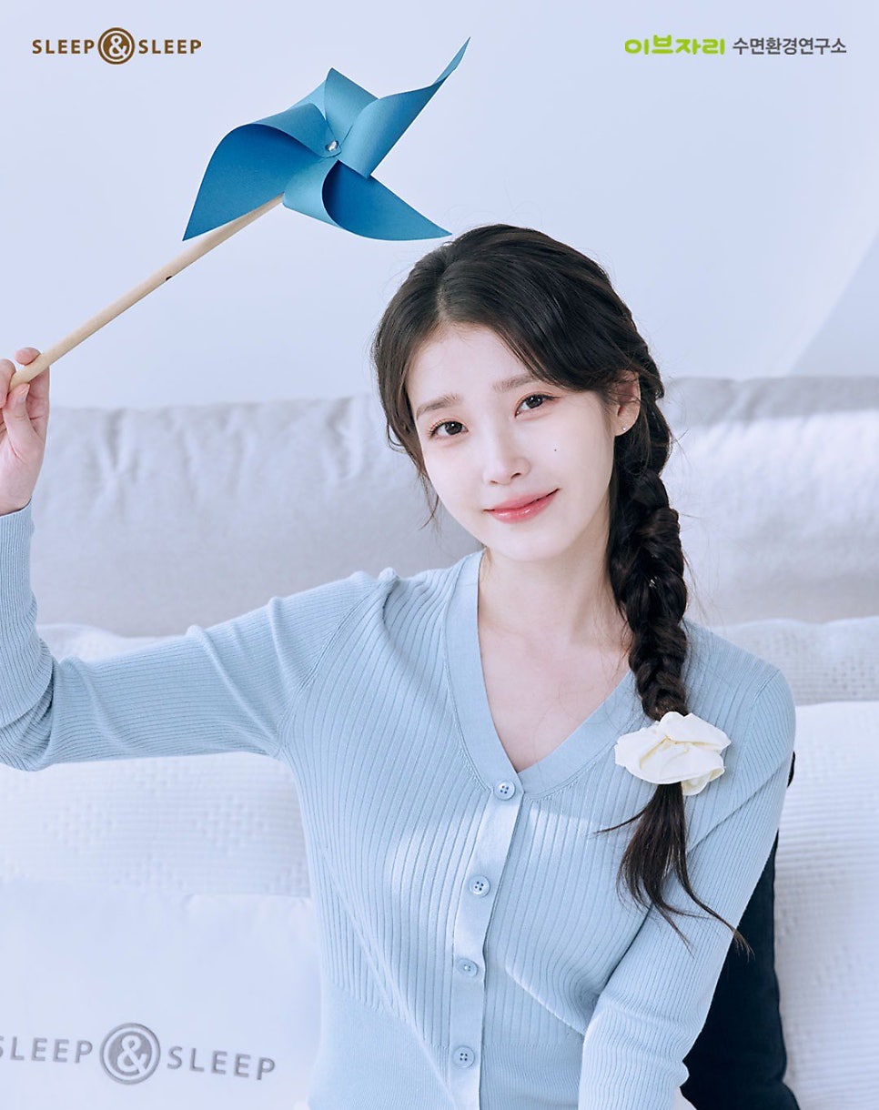 Behind-the-scenes cut of IU