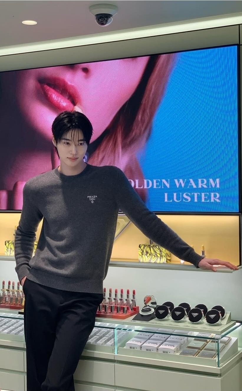 Behind-the-scenes cut of Byeon Wooseok