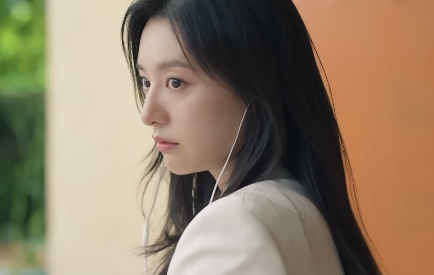 Behind-the-scenes cut of Kim Jiwon