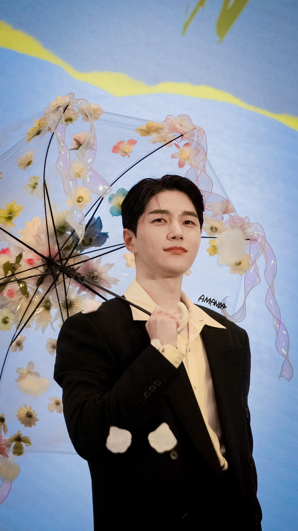 Emotional wallpaper shared by fans for Kim Myungsoo (L)