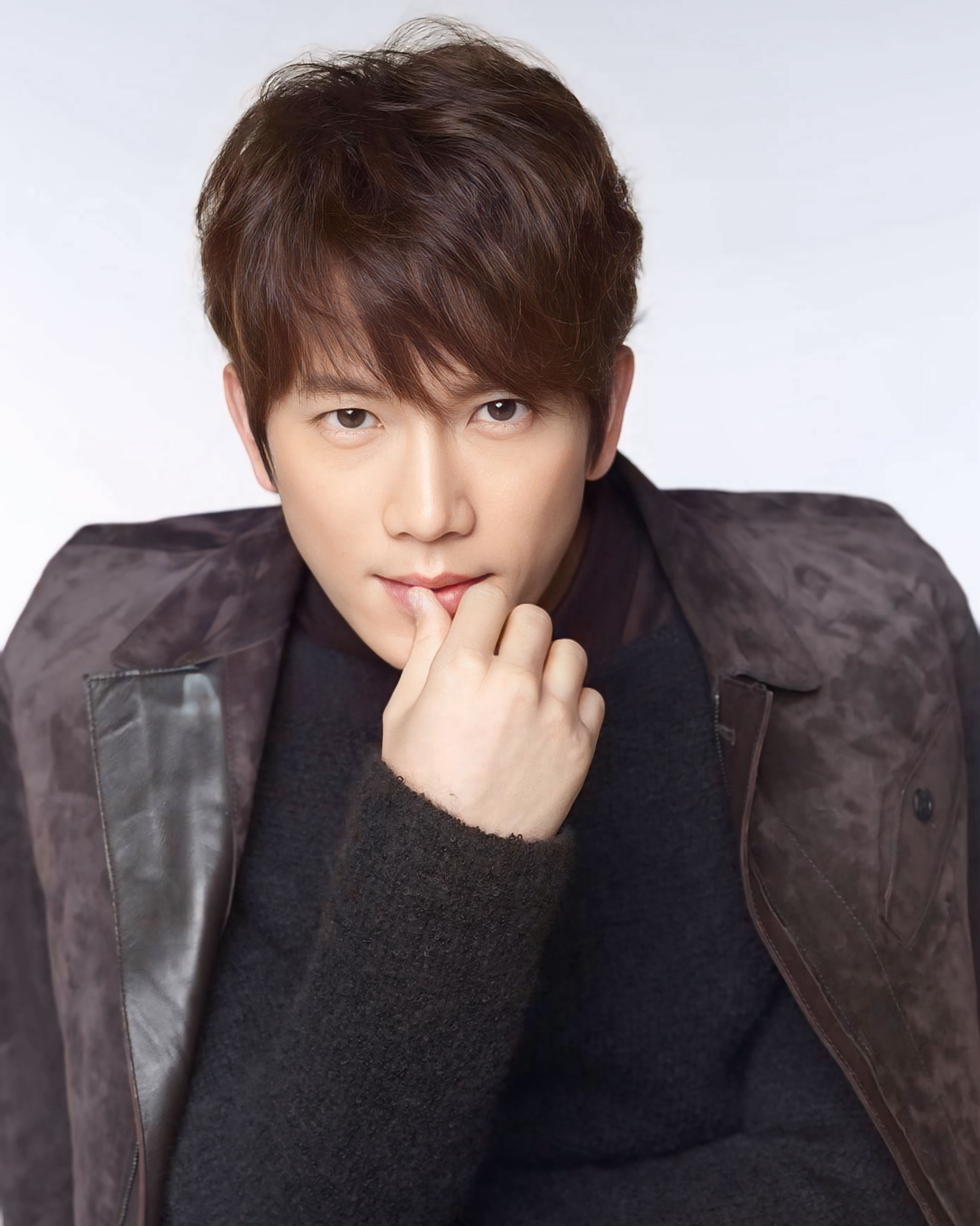 Behind-the-scenes cut of Ji Sung