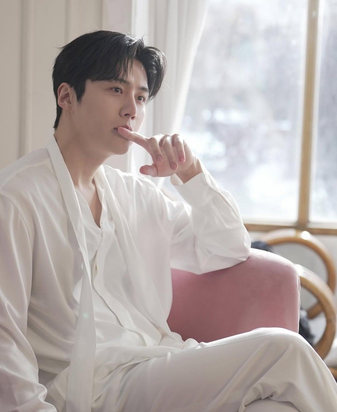 Behind-the-scenes cut of Kim Seonho