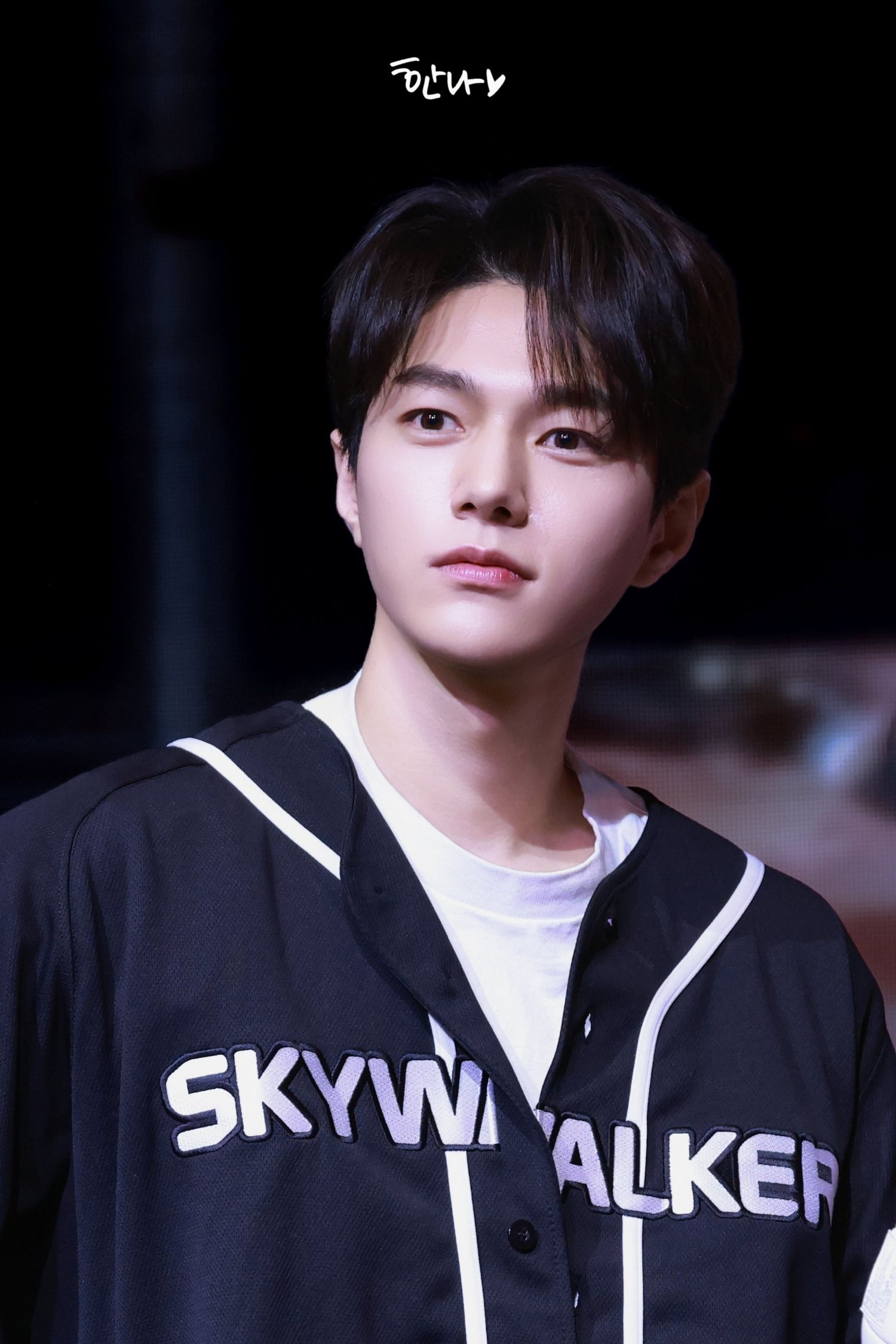 Behind-the-scenes cut of Kim Myungsoo (L)