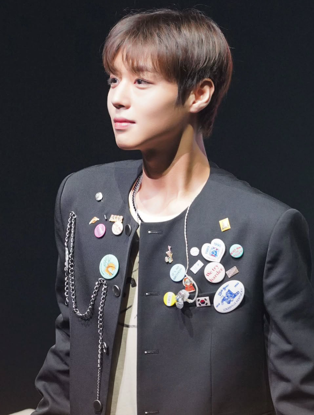 Behind-the-scenes cut of Park Jihoon