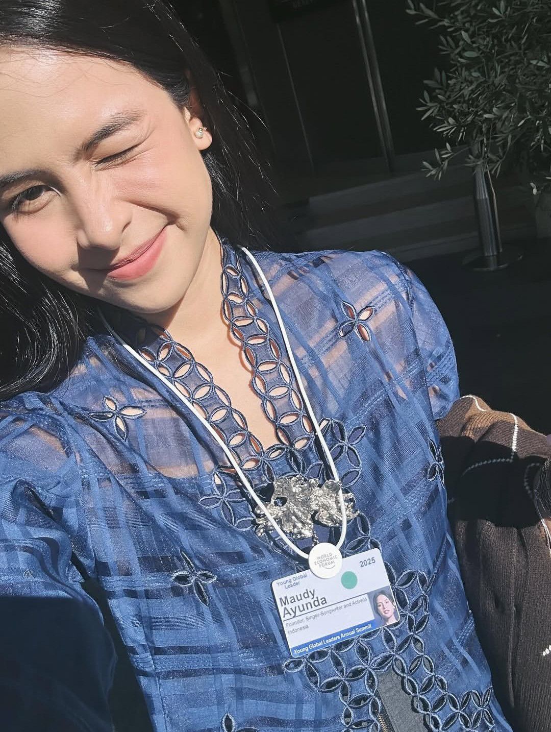 A moment captured by a fan of Maudy Ayunda