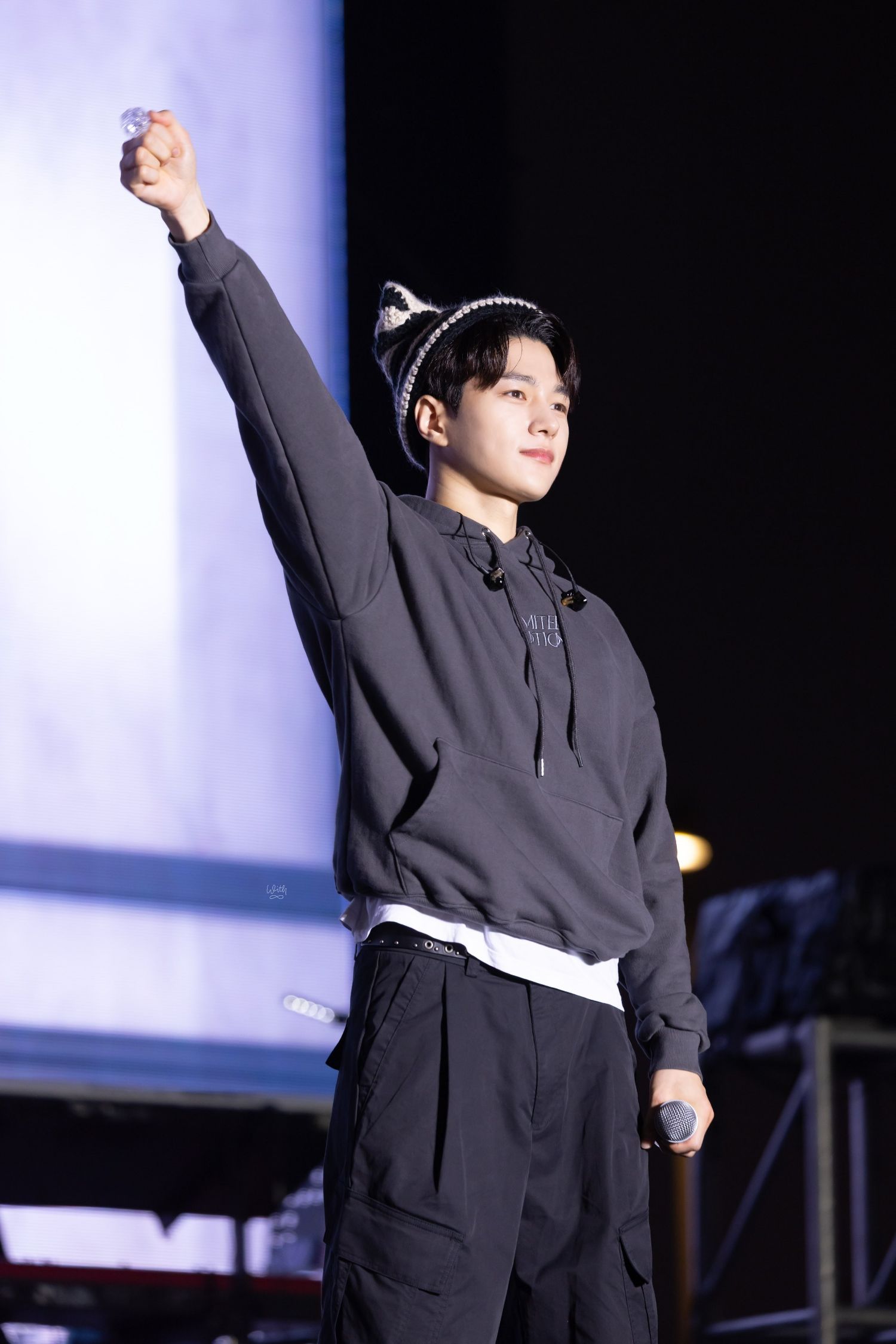 Behind-the-scenes cut of Kim Myungsoo (L)