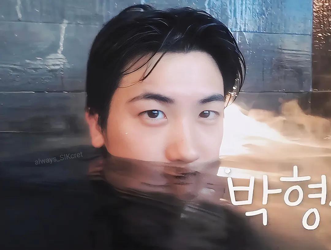 A moment captured by a fan of Park Hyungsik