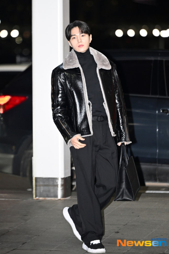 A moment captured by a fan of Kim Myungsoo (L)