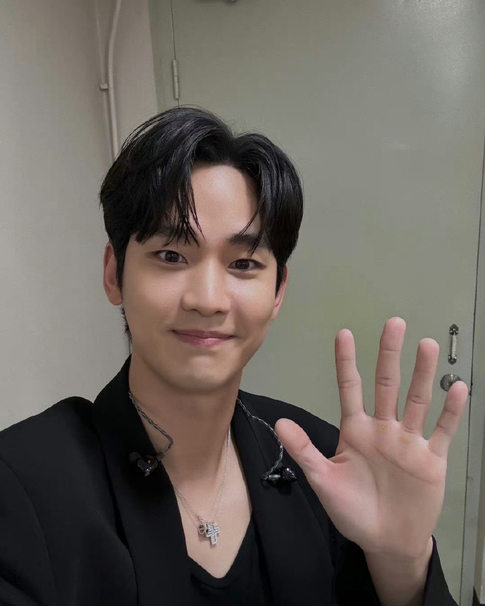 Behind-the-scenes cut of Kim Soohyun