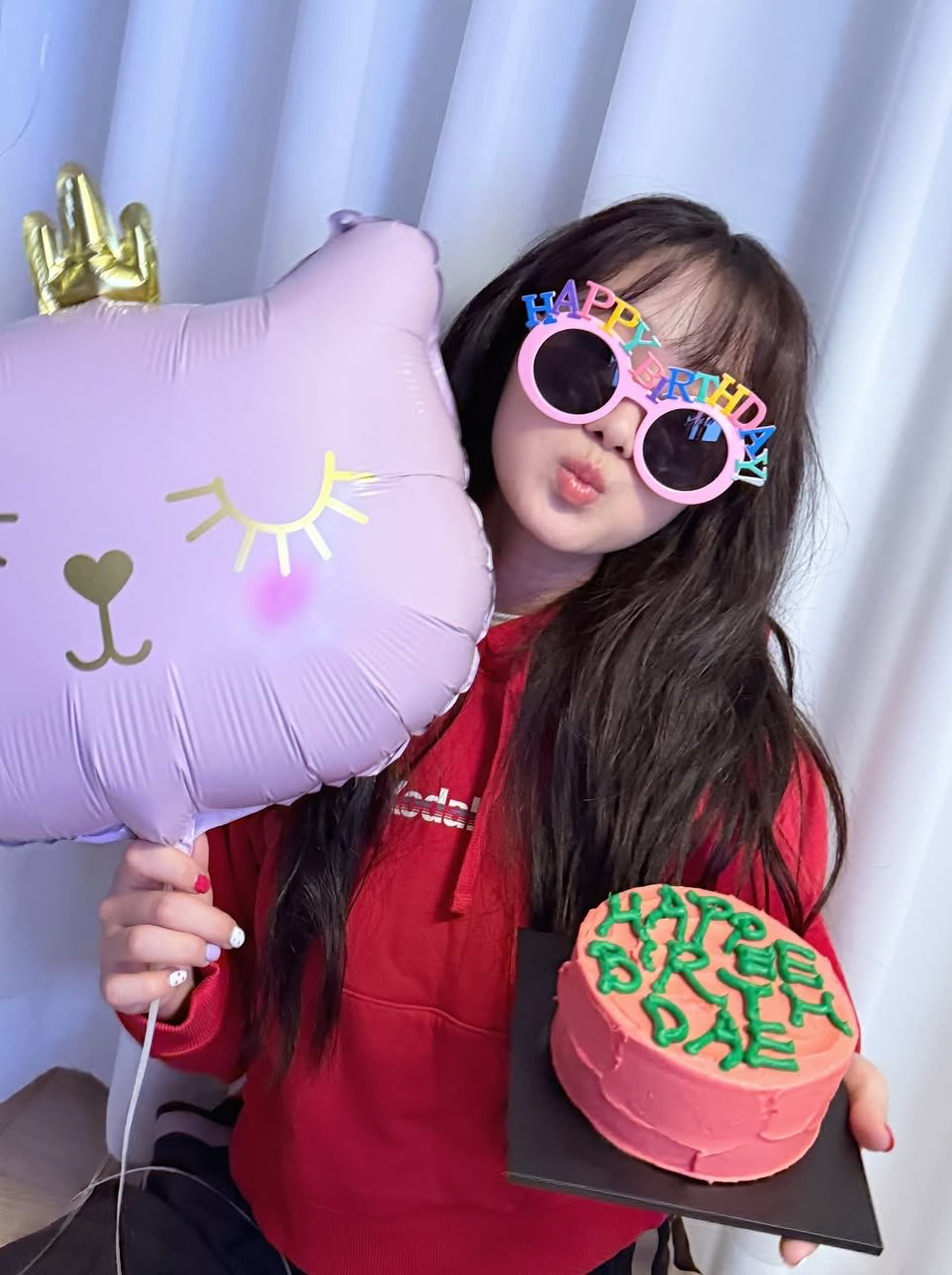 Behind-the-scenes cut of Kim Hyeyoon