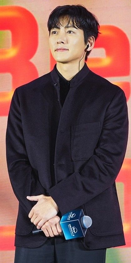 Behind-the-scenes cut of Ji Changwook