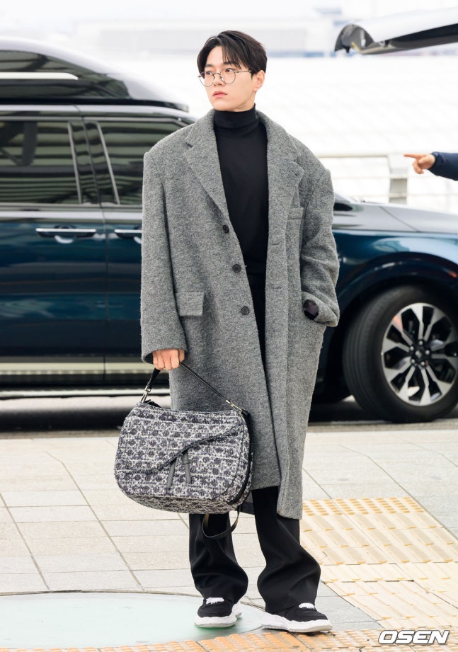 Behind-the-scenes cut of Kim Myungsoo (L)