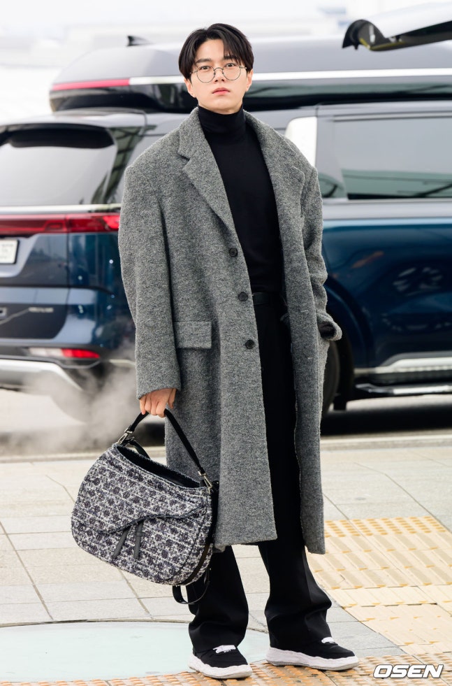 Recent activity shot of Kim Myungsoo (L)