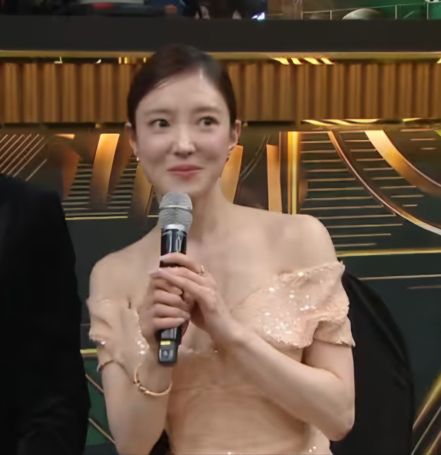 Behind-the-scenes cut of Lee Seyoung