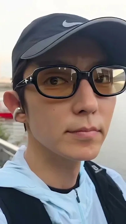 A moment captured by a fan of Lee Joongi