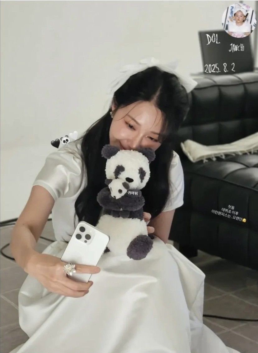 A moment captured by a fan of Jung Eunji