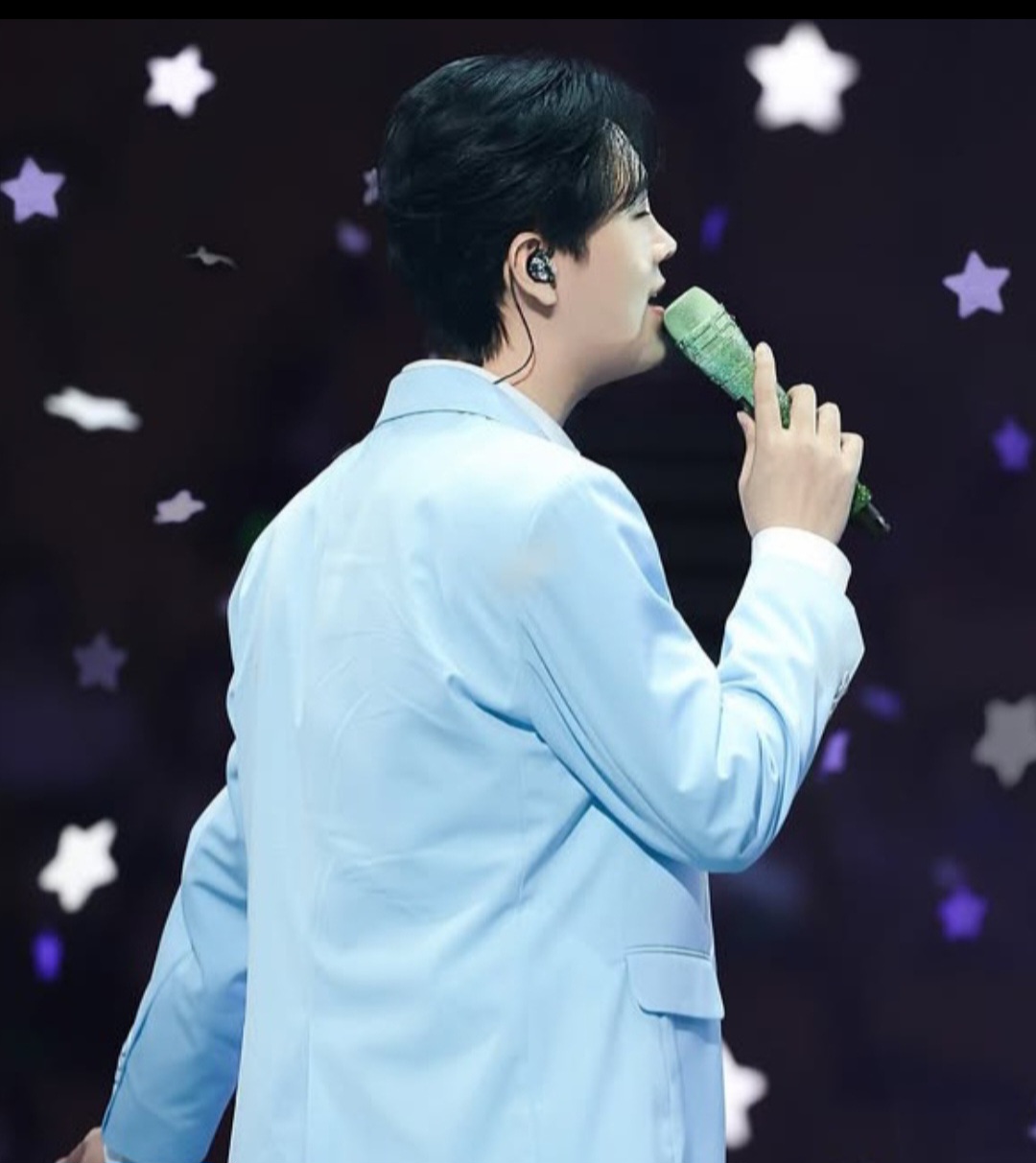 A moment captured by a fan of Song Minjun
