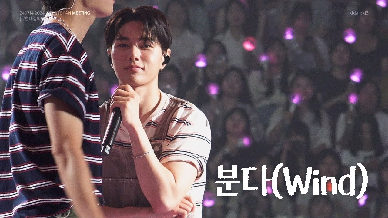 A moment captured by a fan of Kim Myungsoo (L)