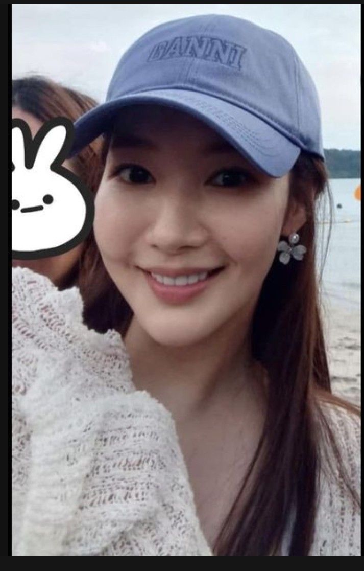 Behind-the-scenes cut of Park Minyoung