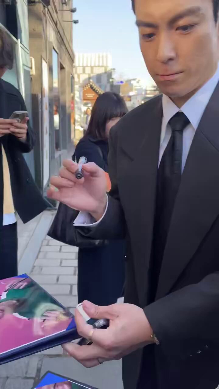 Emotional wallpaper shared by fans for T.O.P