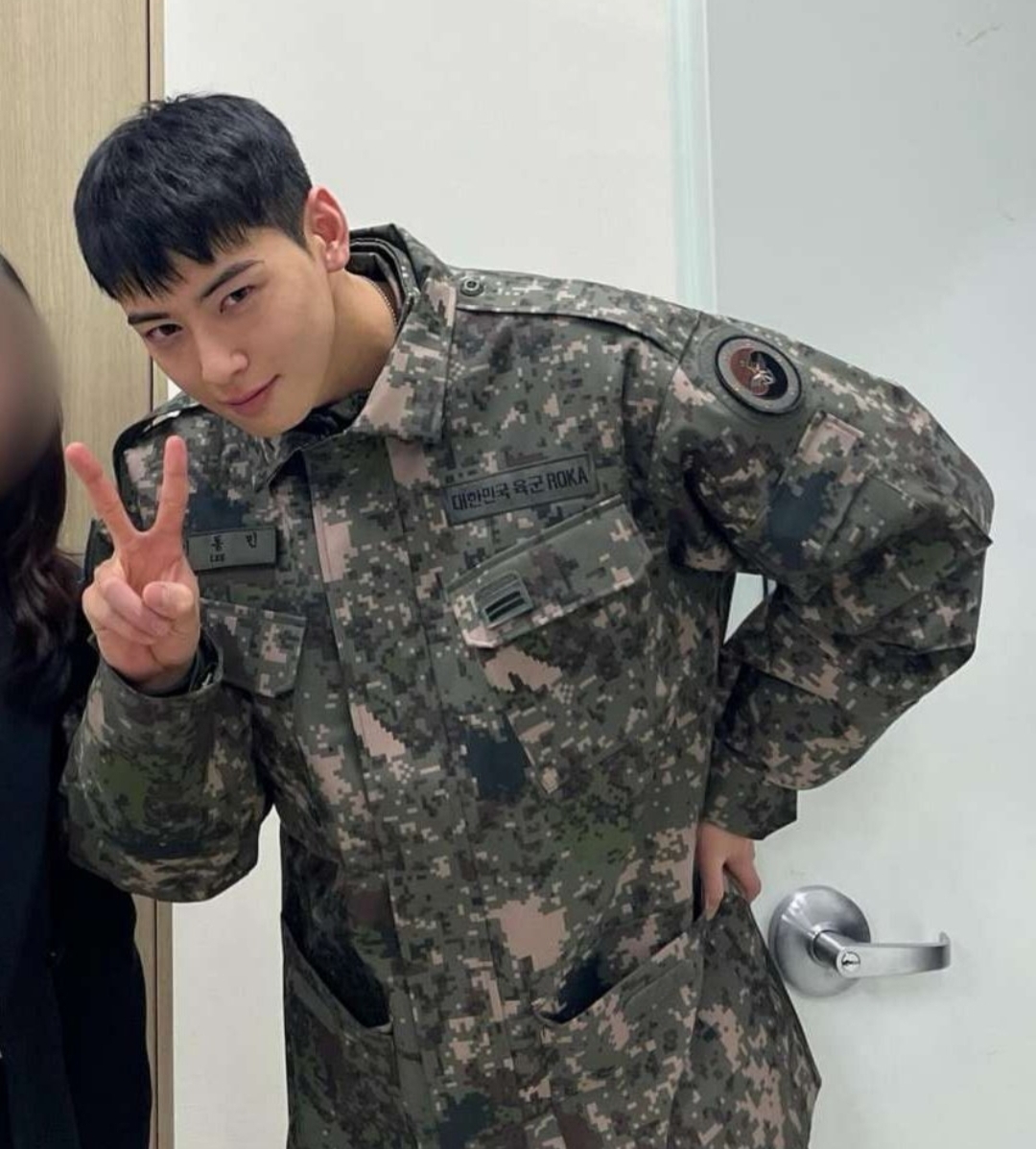 A moment captured by a fan of Cha Eunwoo