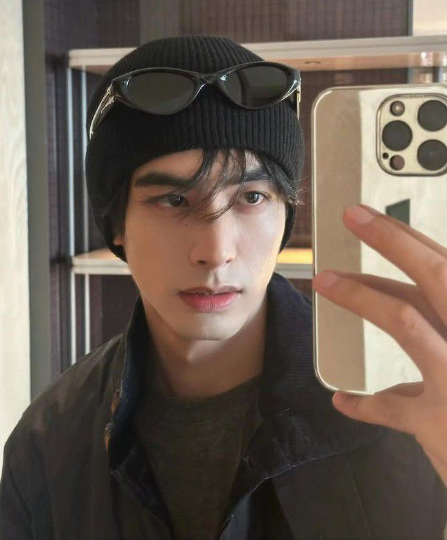 Behind-the-scenes cut of Song WeiLong