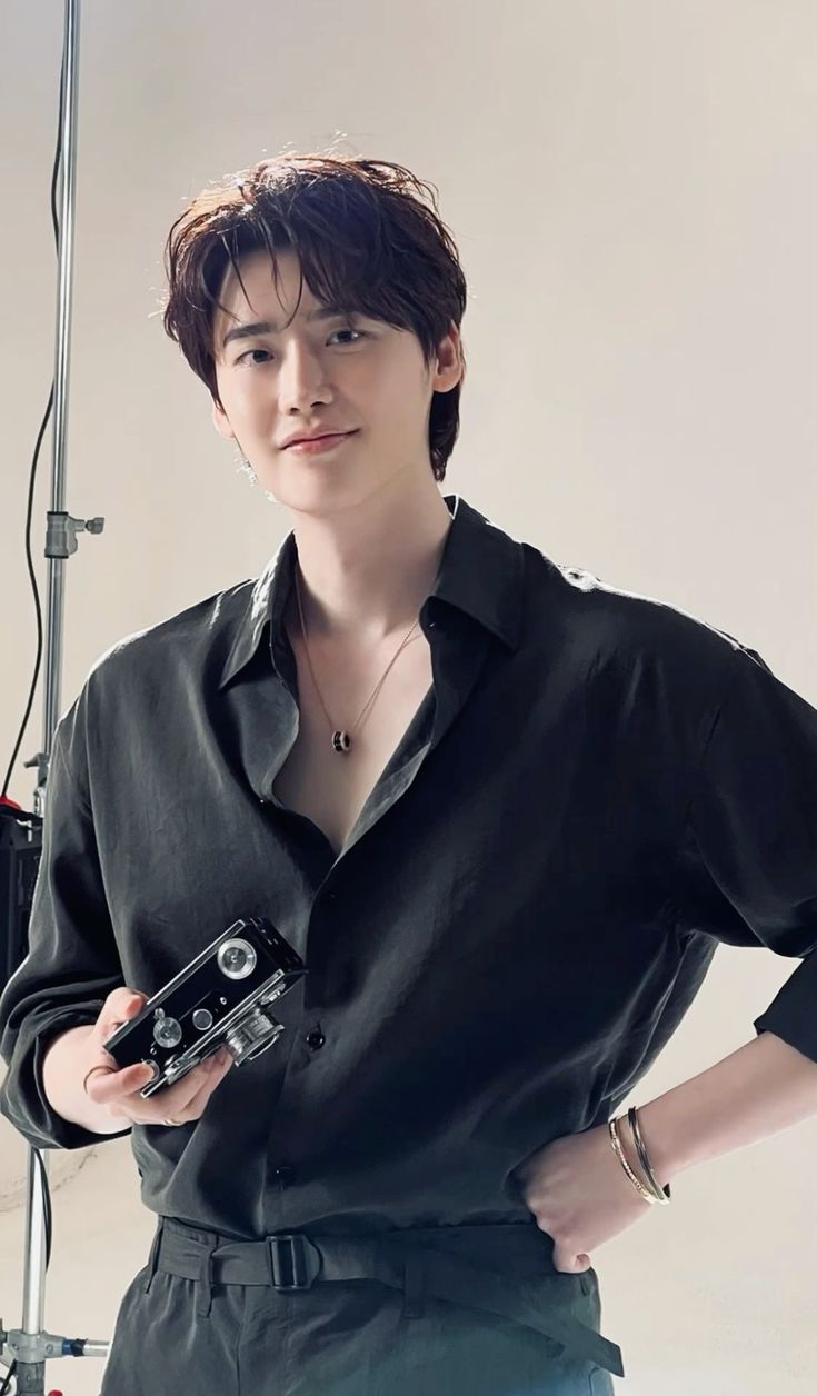 Emotional wallpaper shared by fans for Lee Jongsuk