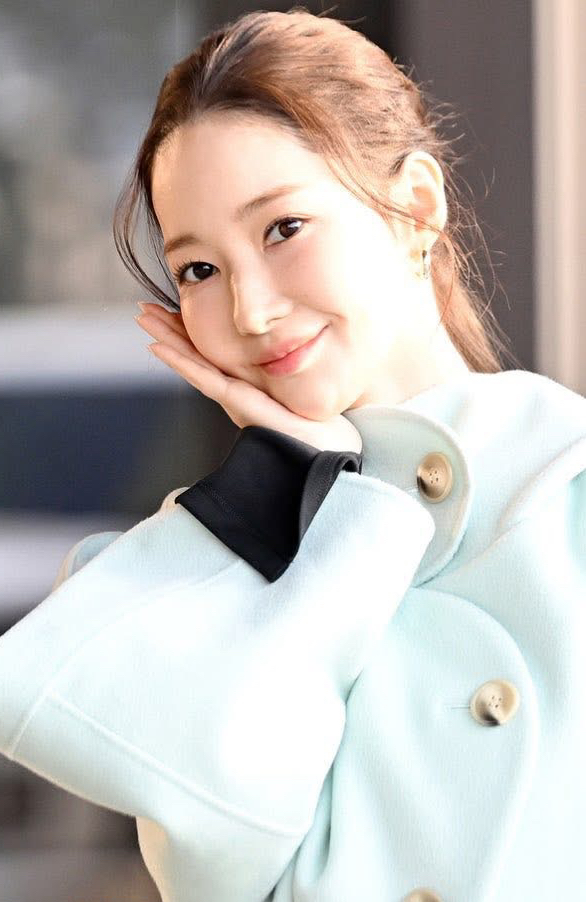 Behind-the-scenes cut of Park Minyoung