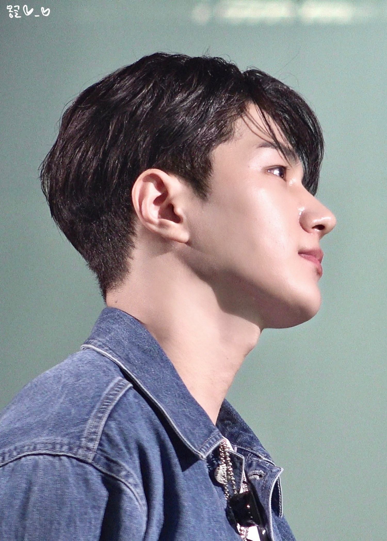 A moment captured by a fan of Kim Myungsoo (L)