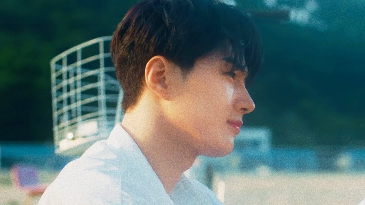 A moment captured by a fan of Kim Myungsoo (L)