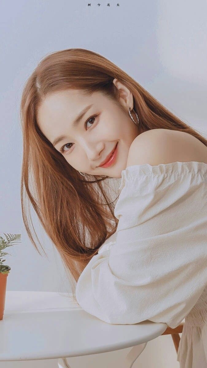 Behind-the-scenes cut of Park Minyoung