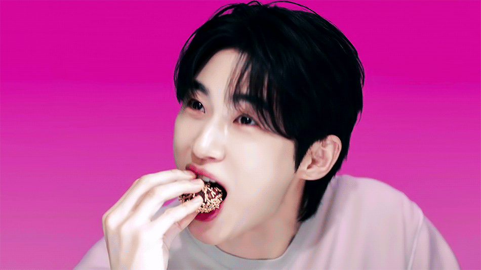 Behind-the-scenes cut of Byeon Wooseok