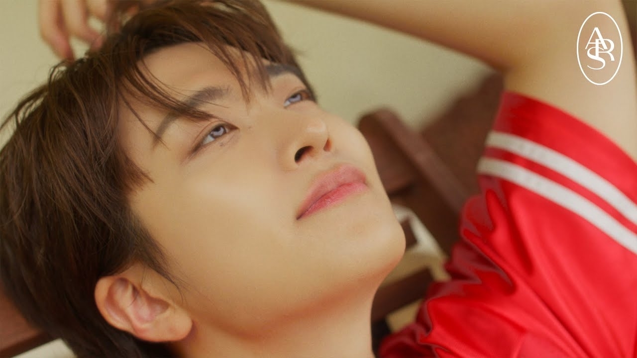 A moment captured by a fan of Park Jinyoung