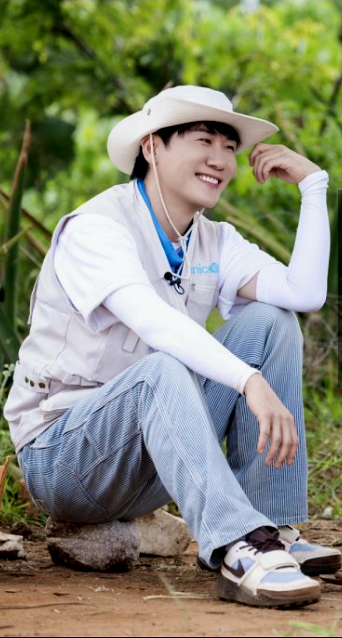 Emotional wallpaper shared by fans for Young Tak