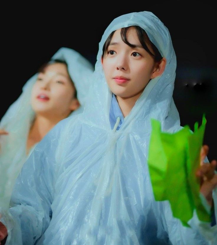 Behind-the-scenes cut of Chae Subin