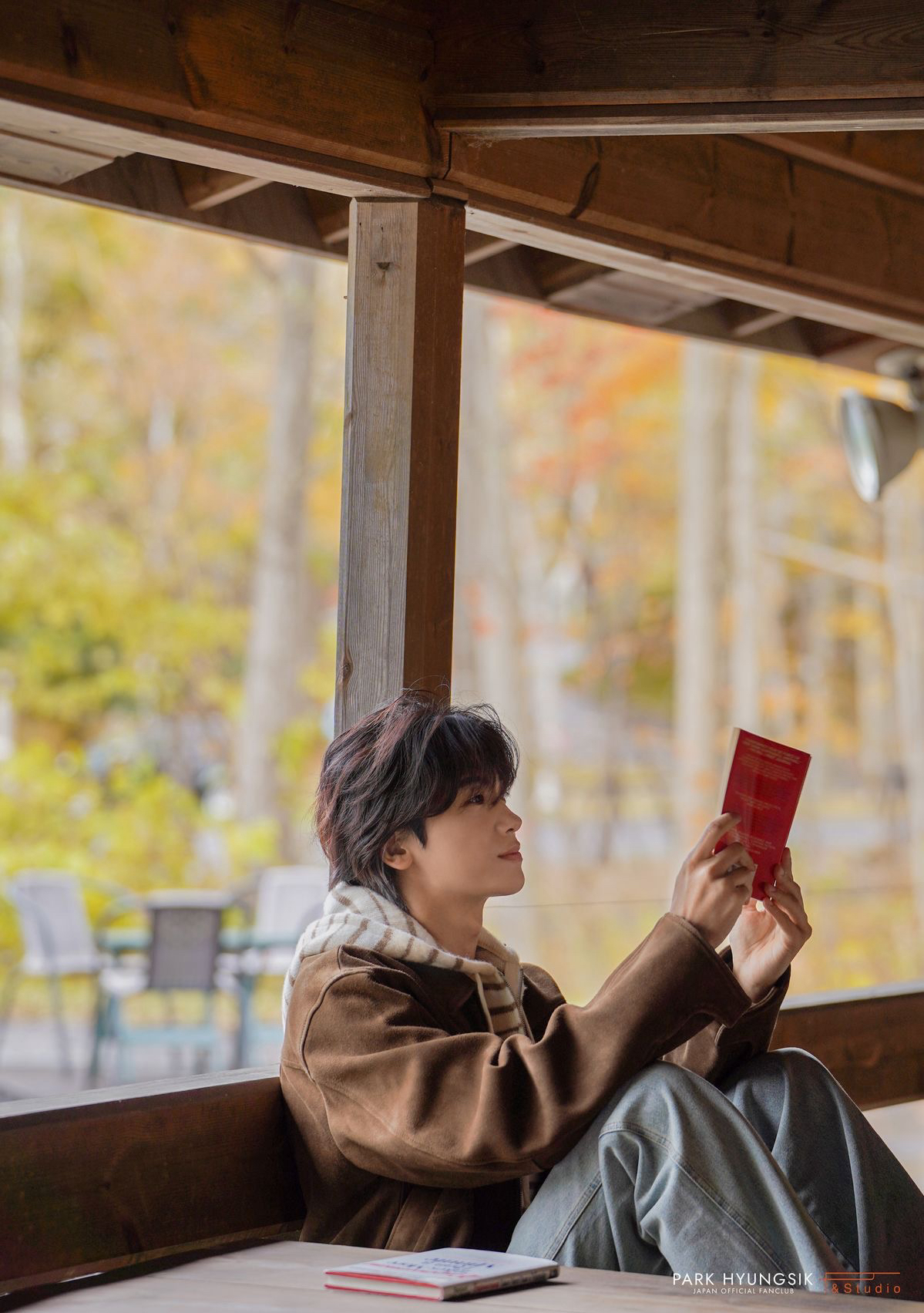 A moment captured by a fan of Park Hyungsik