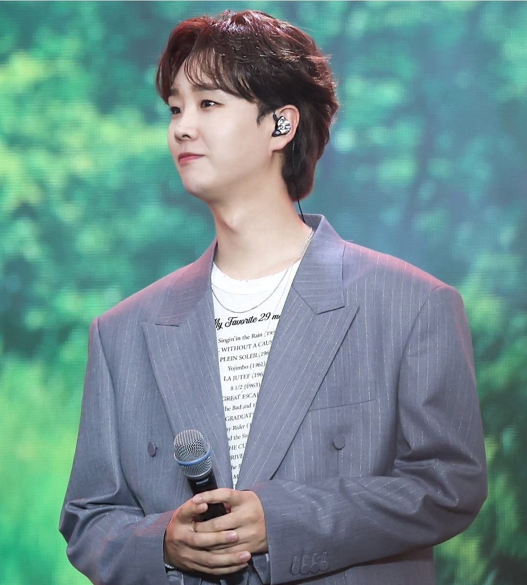A moment captured by a fan of Song Minjun