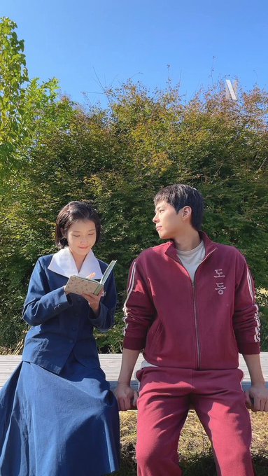 아이유 커뮤니티에서 인기있는 오늘의 배경화면
