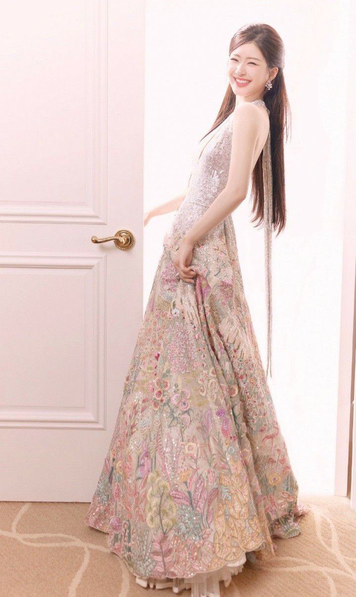 Emotional wallpaper shared by fans for Zhao Lusi