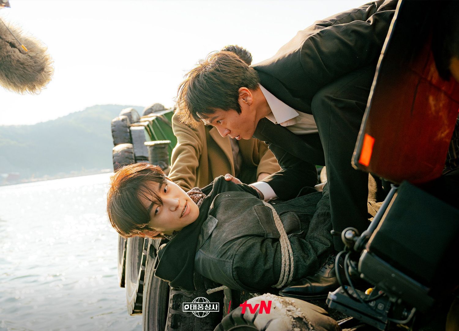 Behind-the-scenes cut of Lee Junho