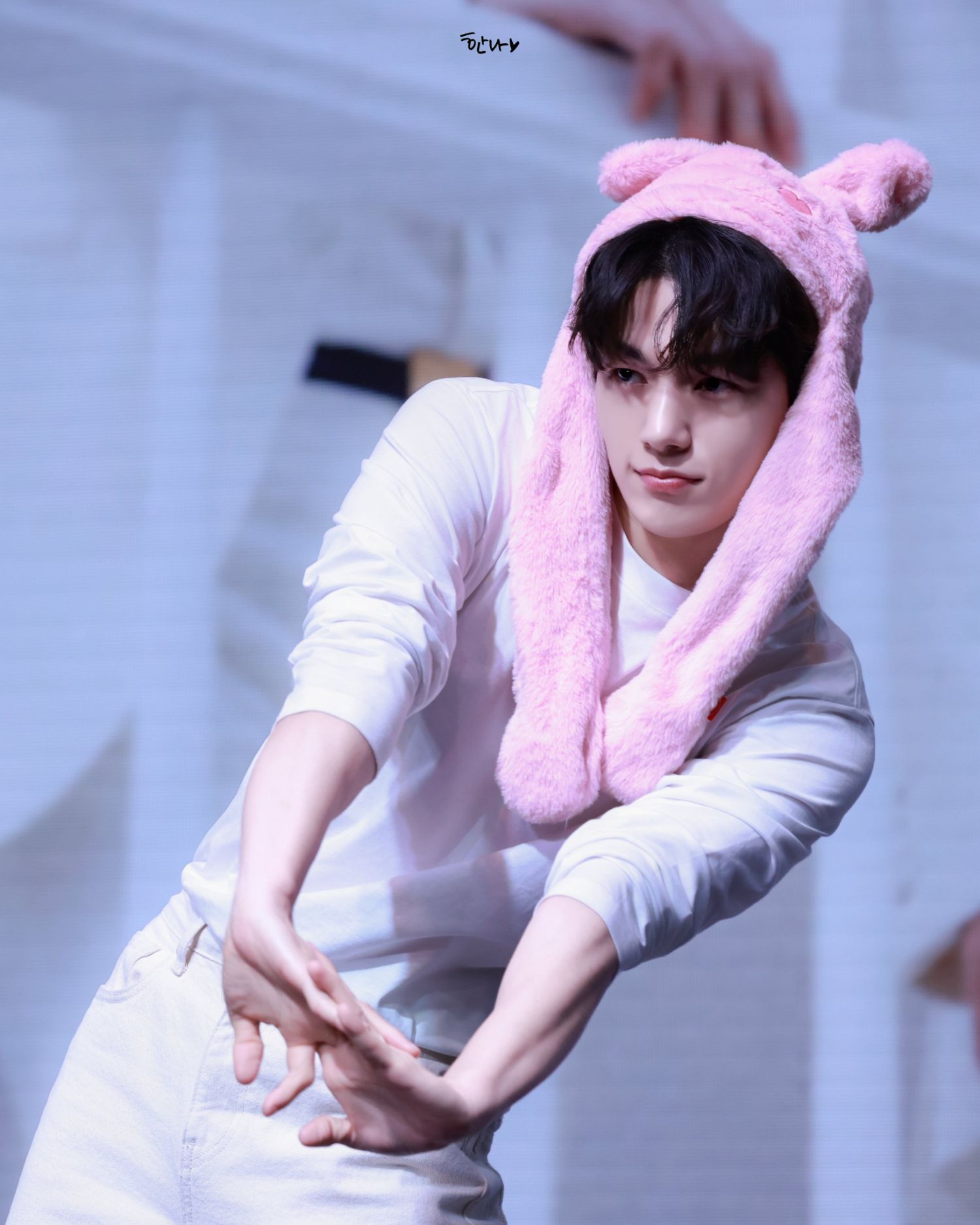 Latest photo of Kim Myungsoo (L)