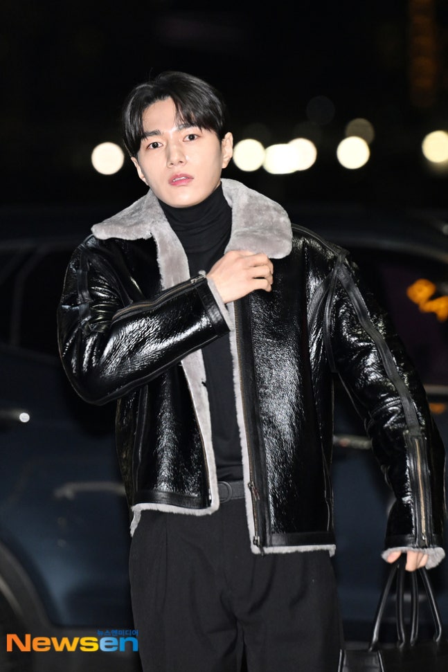 A moment captured by a fan of Kim Myungsoo (L)