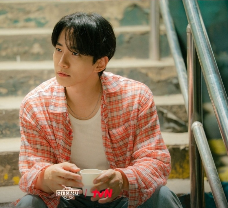 Behind-the-scenes cut of Lee Junho