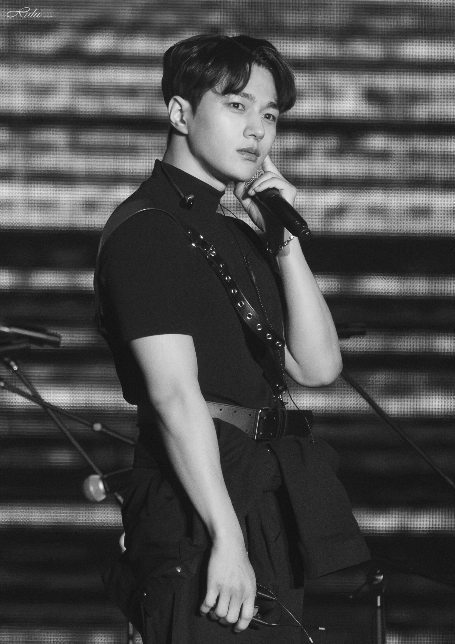 A moment captured by a fan of Kim Myungsoo (L)