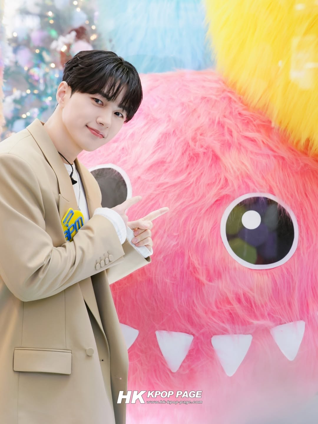 A moment captured by a fan of Kim Myungsoo (L)