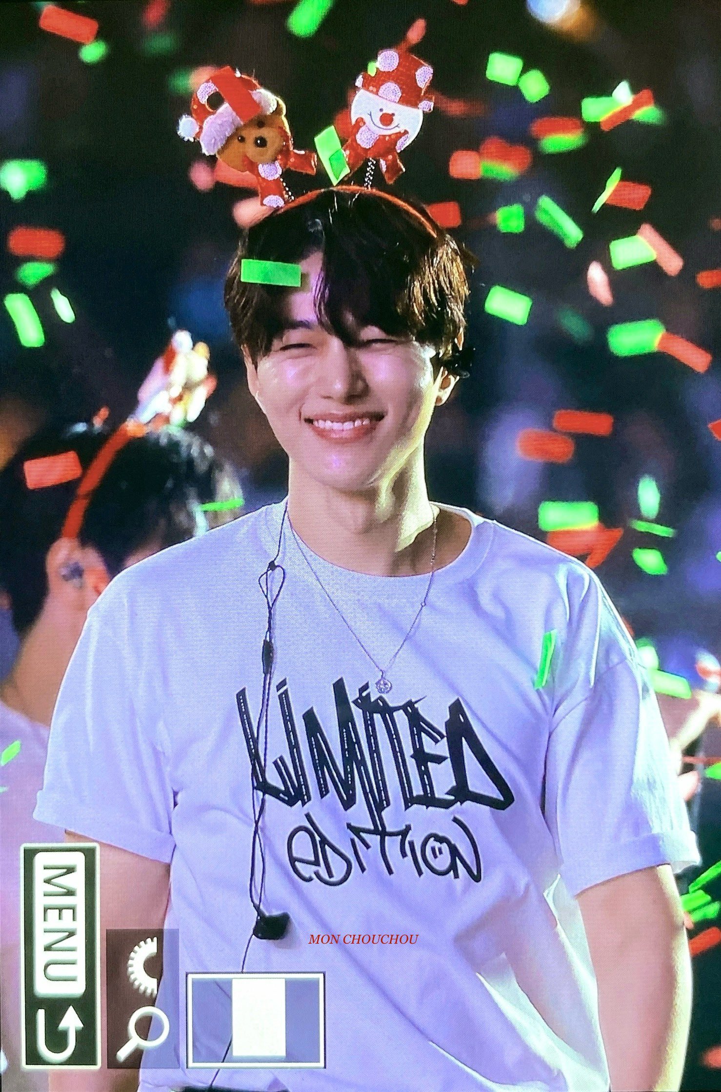 A moment captured by a fan of Kim Myungsoo (L)