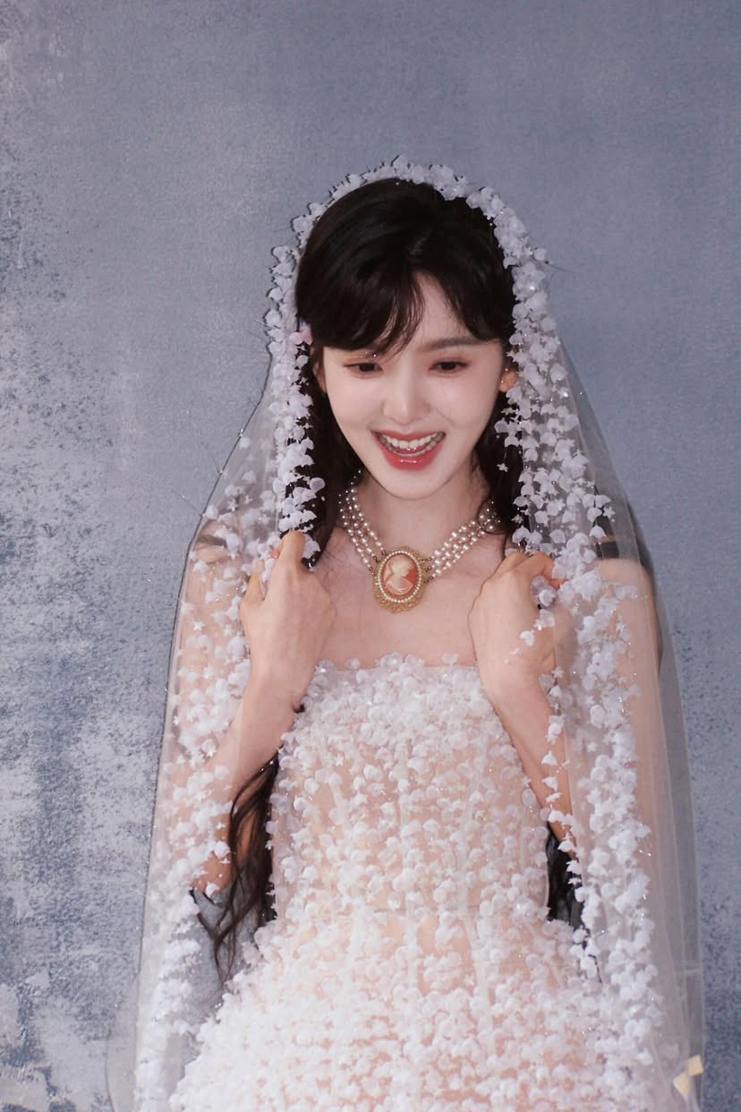 Behind-the-scenes cut of Zhang Ruonan