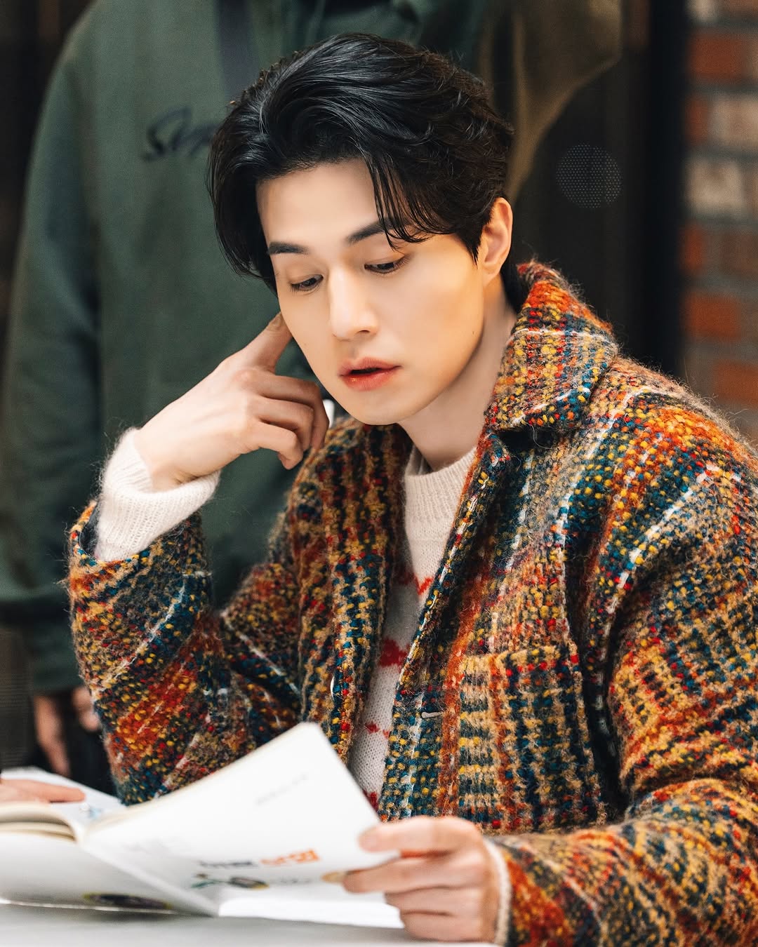 Behind-the-scenes cut of Lee Dongwook