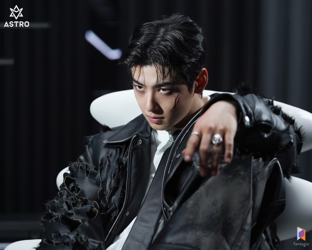 Recent activity shot of Cha Eunwoo